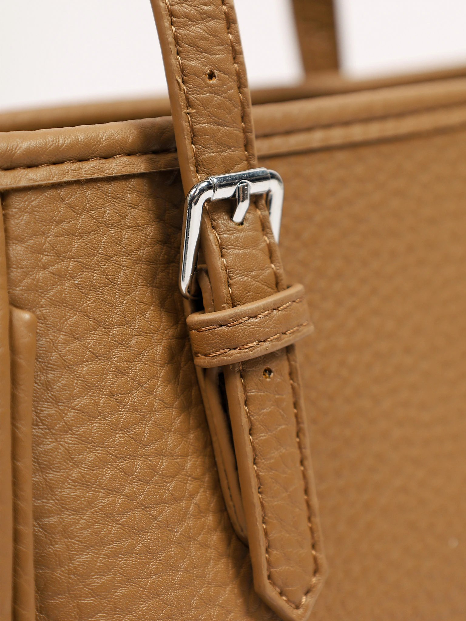 Сумка-тоут  с регулируемыми ручками и тиснением в ассортименте